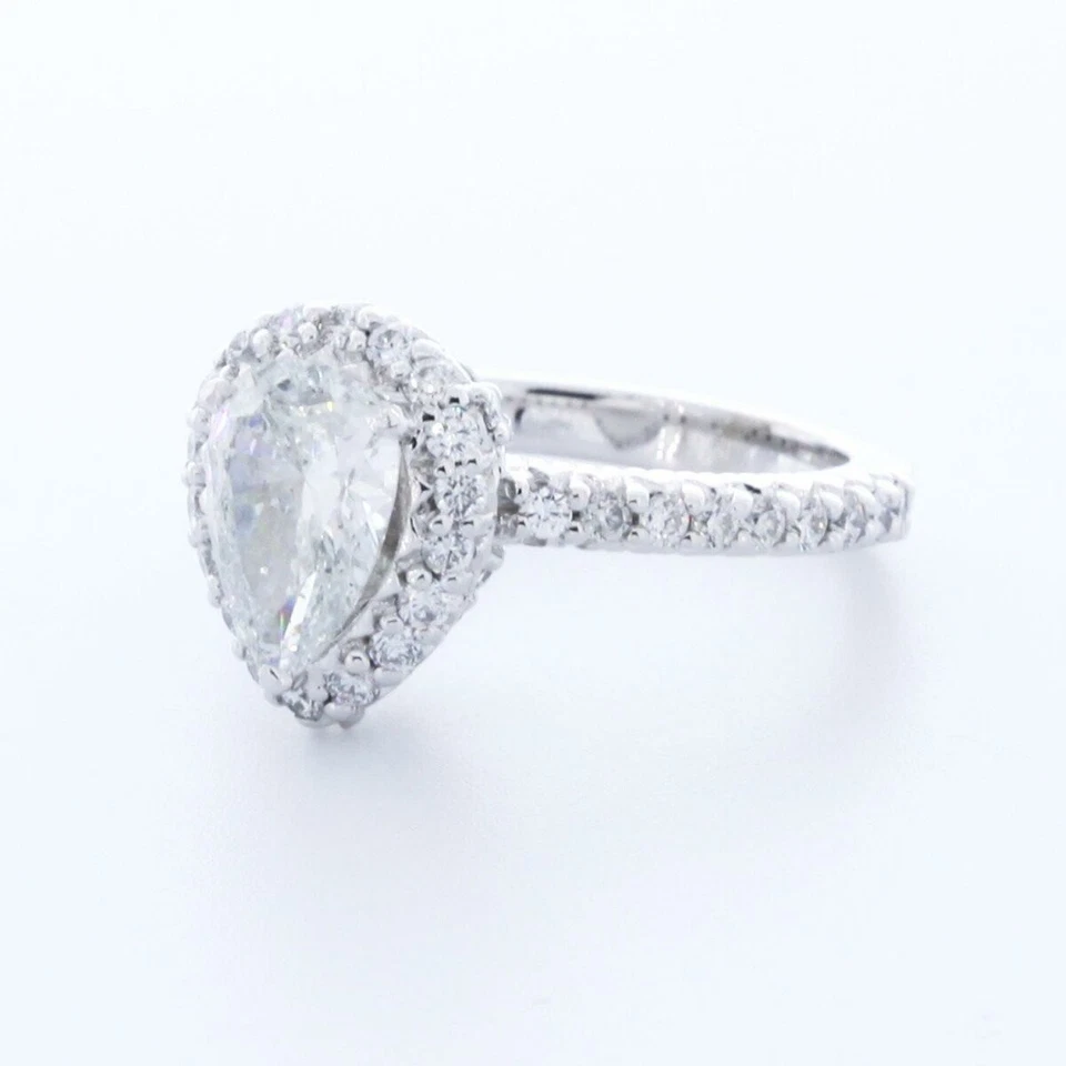 Anillo de acento con halo de oro blanco de 14 quilates de diamante D/VVS2 de 2,1 quilates creado en laboratorio Foto 2 de 4