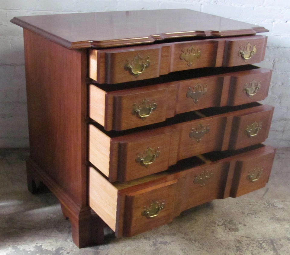 CHIPPENDALE STYLE NEW ENGLAND MAHOGANY BLOCKFRONT BACHELOR'S CHEST OR DRESSER - Image 3 of 4