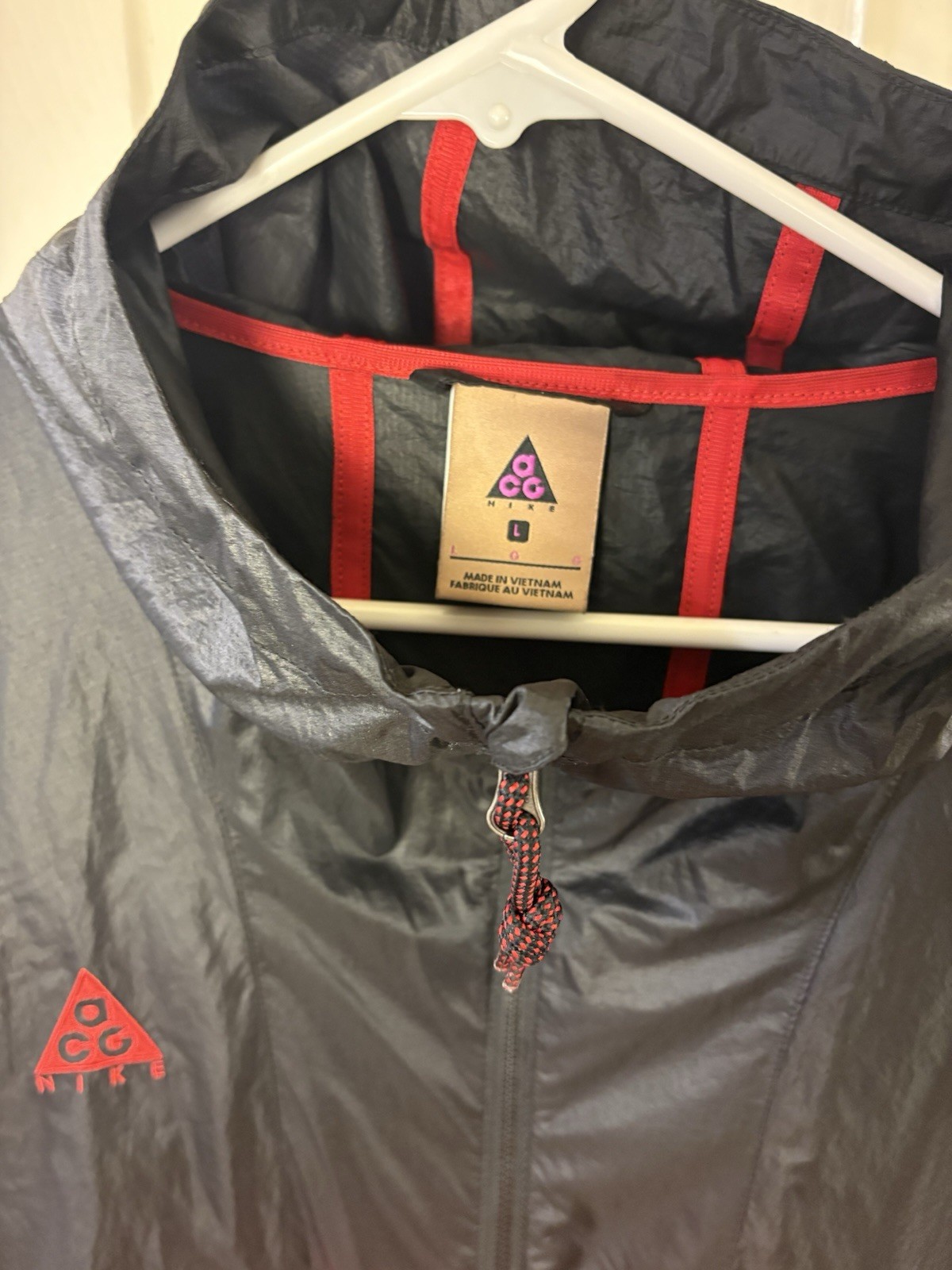 SACAI X NIKE Nike ACG Giacca Uomo Large Nero Rosso Giacca a Vento con Cappuccio Leggera Outdoor