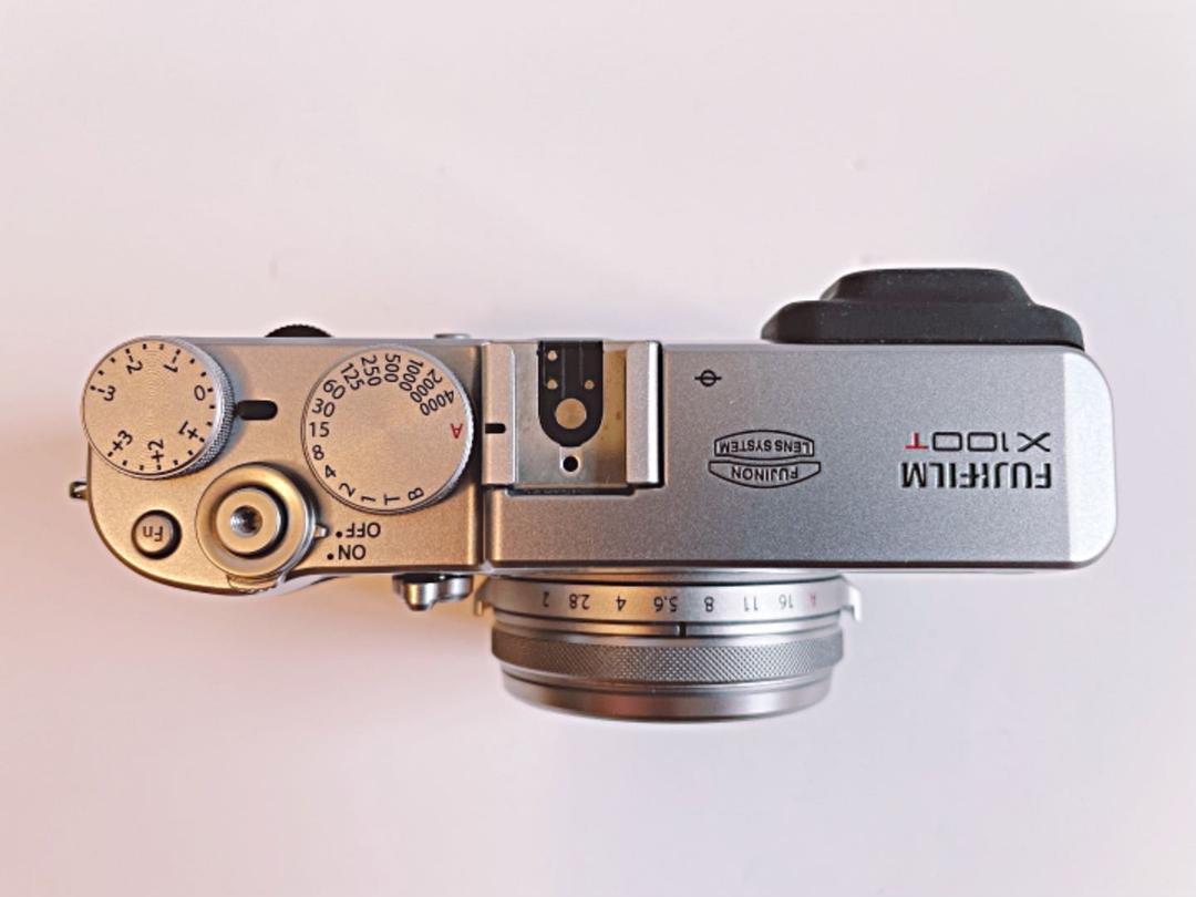 FUJIFILM x100f シルバー （ジャンク扱い） 訳有商品につき低価格