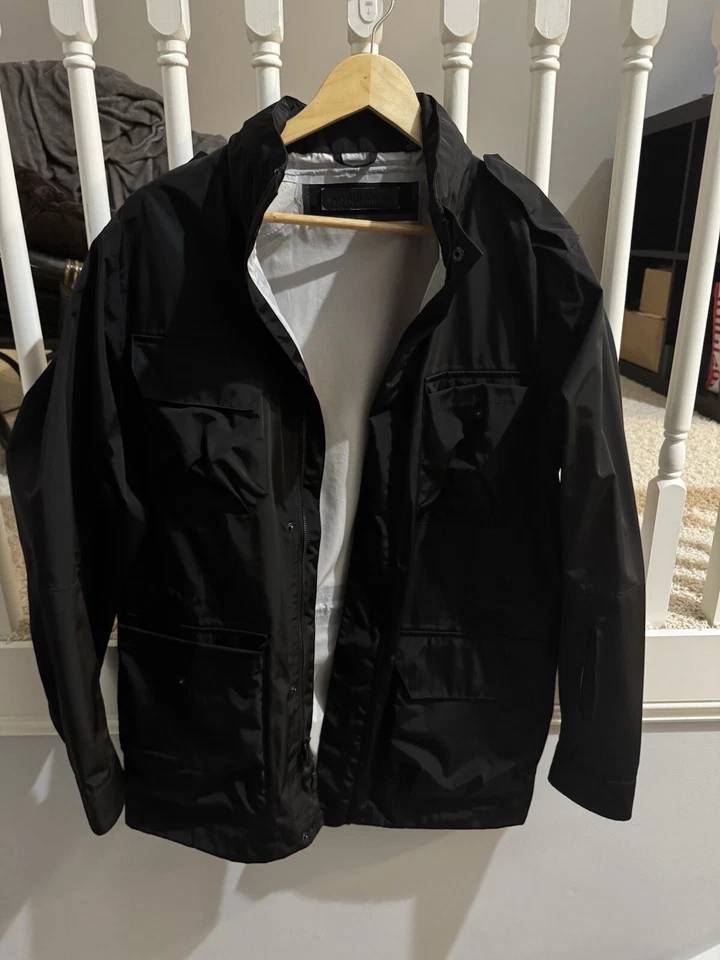 Saks Fifth Avenue Edición Limitada Hombre Pequeño Negro Abrigo de Lluvia Chaqueta de Diseñador Foto 2 de 4