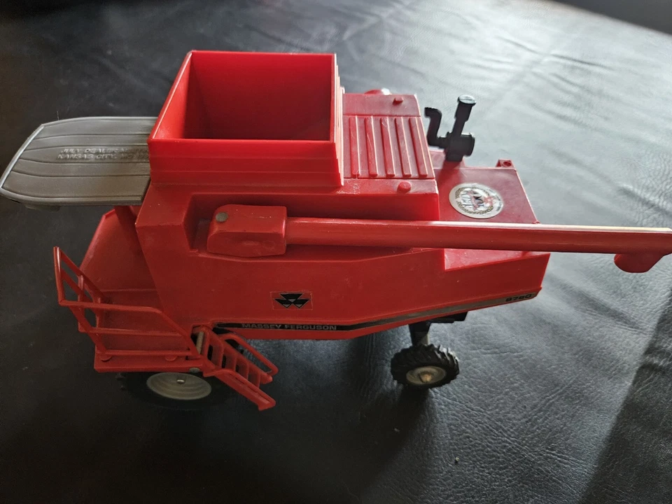 Massey Ferguson 8780 Combine Tractor Diecast ERTL 1/24 Scale - Image 2 of 4