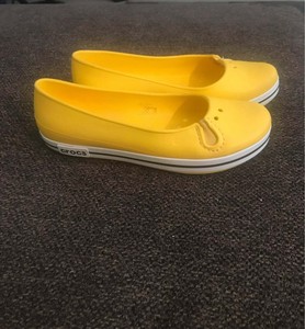 yellow crocs size 4