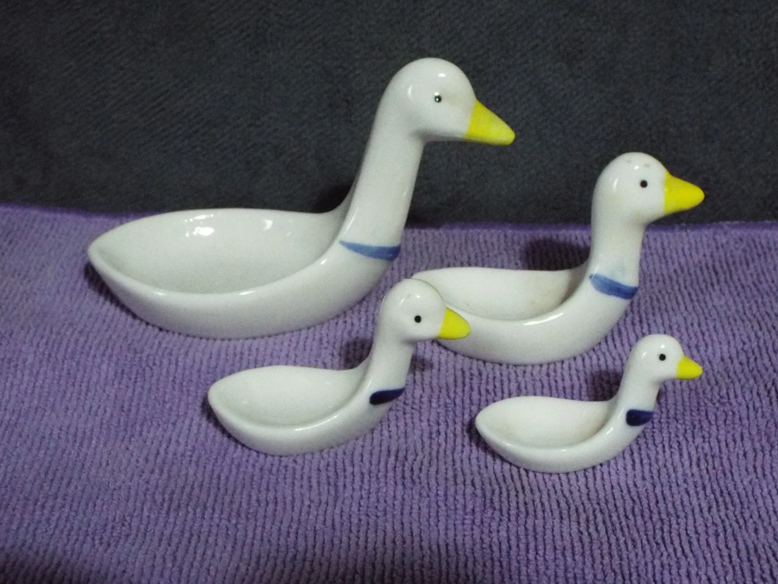 VTG 1980’s??? RIBBON GEESE Porcelain MEASURING SPOON SET With Wooden Rack