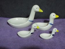 VTG 1980&rsquo;s??? RIBBON GEESE Porcelain MEASURING SPOON SET  With Wooden Rack