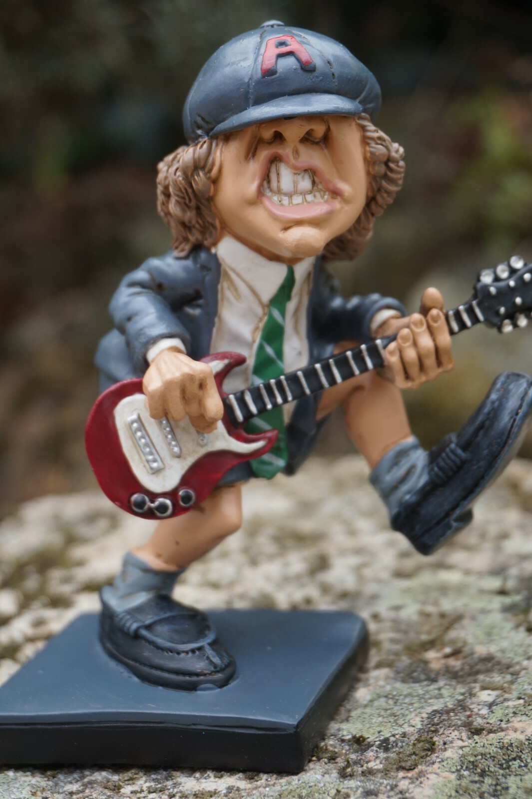 Figurine rock d'Angus Young AC/DC de 13 cm pour décorer votre studio de musique ou bureau