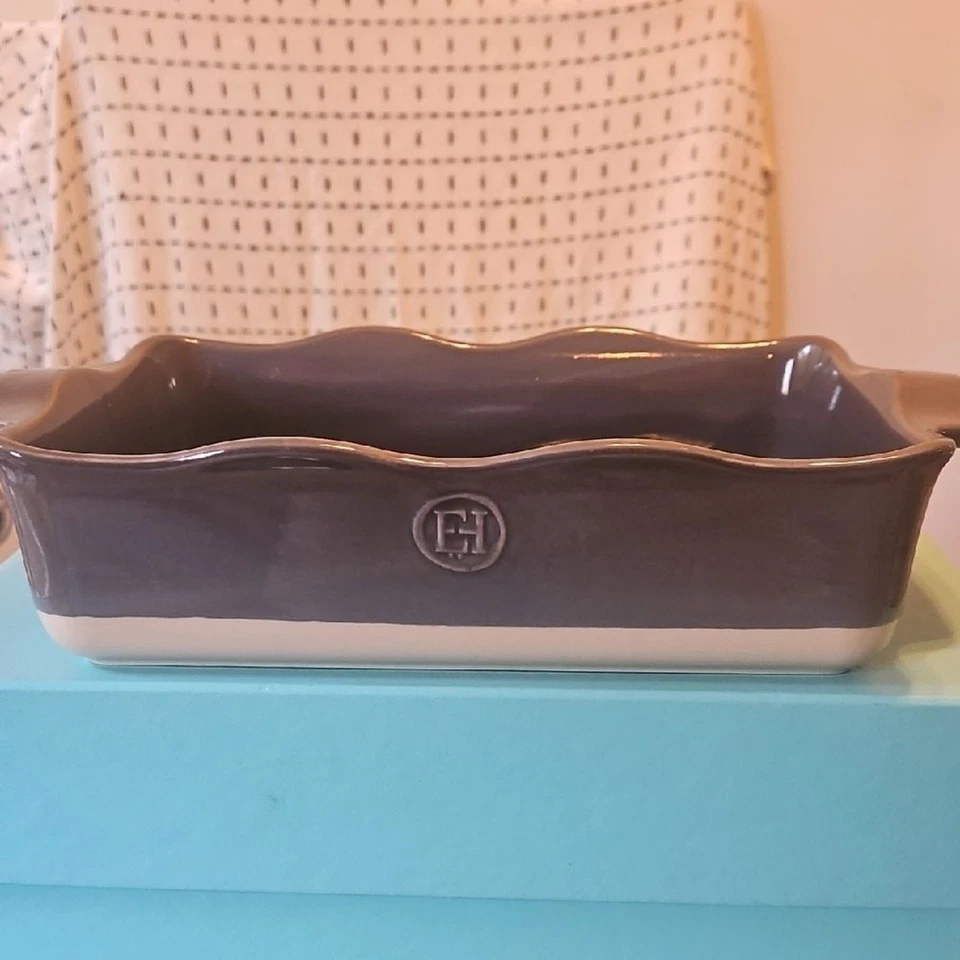 Panadero rectangular con volantes de cerámica francesa Emile Henry mediano en gris oscuro Foto 3 de 4