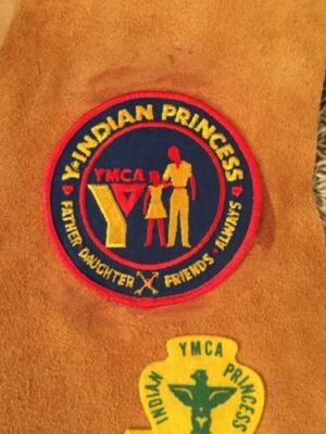 Veste Gilet Vintage YMCA – Guides Indiens Années 70 – Patchs Indy 500 Derby Voiture Camp – Rare