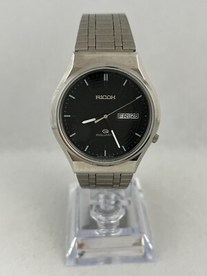 Elegante NOS Herrenarmbanduhr Ricoh Riquartz Day & Date mit Schild, funktioniert