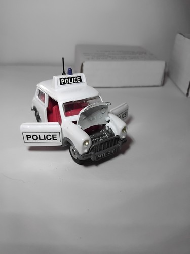 dinky mini police cars one repainted and new tyres etc, one play worn. - Picture 7 of 10