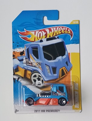 2011 Hot Wheels HW Premiere Rennen Rig Error Car Wrong Back Wheels 