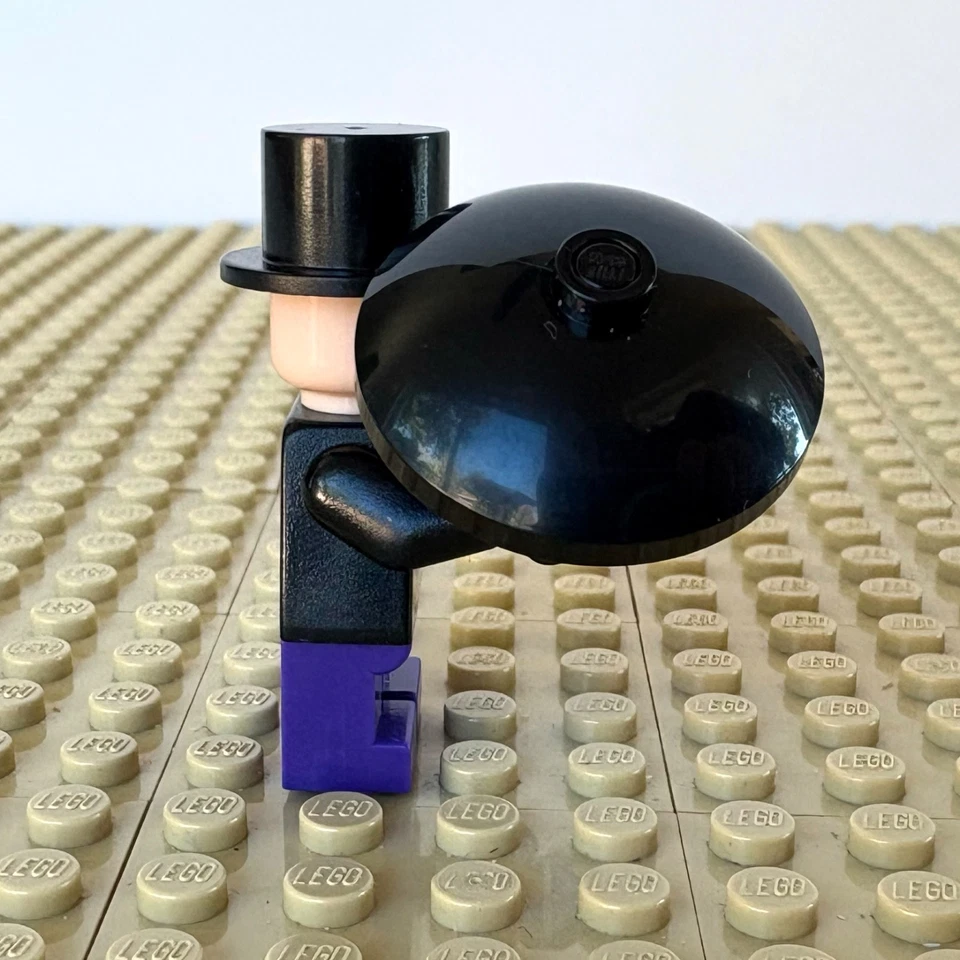 LEGO Batman 1: The Penguin NO HEAD, bat010, 7783, BATCAVE, 2006, JEWEL, UMBRELLA - Image 2 of 4