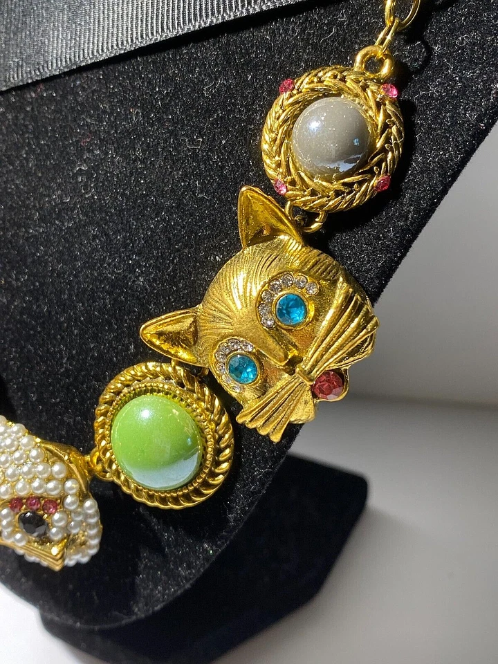 COLLAR GARGANTILLA BETSEY JOHNSON ORO AUDAZ Y MULTICOLOR LUCITE PERLA CRISTAL 3 GATOS Foto 4 de 4