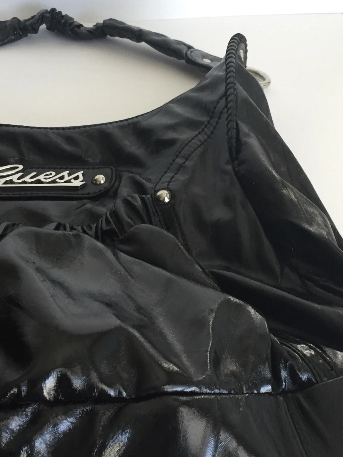 Borsa donna GUESS logo hobo nera lucida ecopelle morbida scritta morbida slouchy