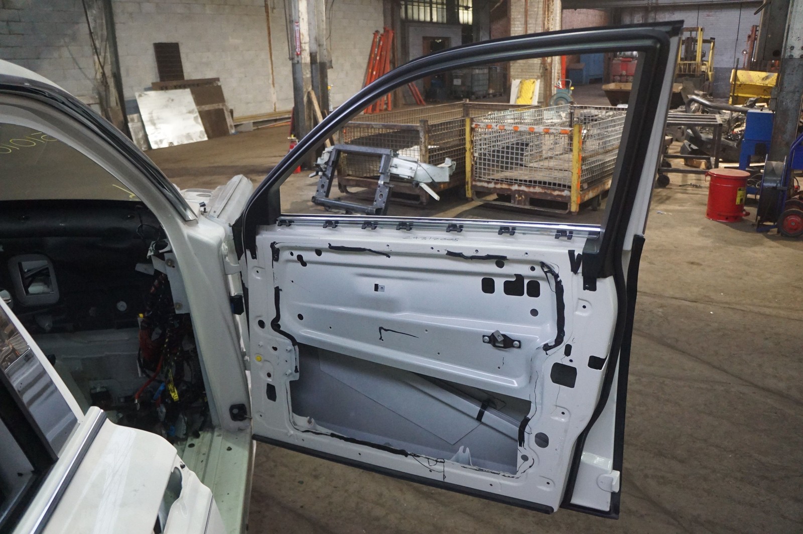 Front Right Door Shell White (r29) OEM 41517196672 Rolls Royce Phantom Vii 2006
