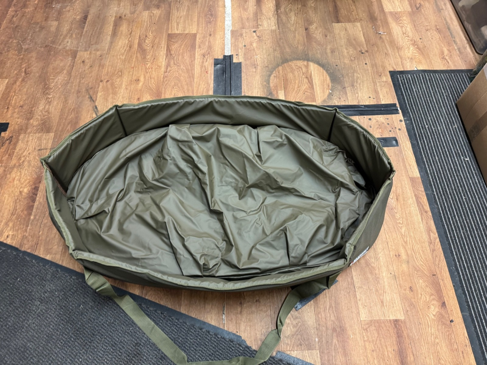 CARP FISHING TACKLE - TRAKKER DELUXE SANCTUARY XL OVAL CRIB WALLED UNHOOKING MAT
