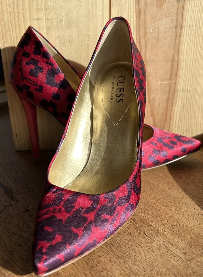 GUESS BY MARCIANO RASBERRY & NAVY SATEN PRINT WITH PINK PATENT LEATHER HEEL S7.5 - Image 2 of 4