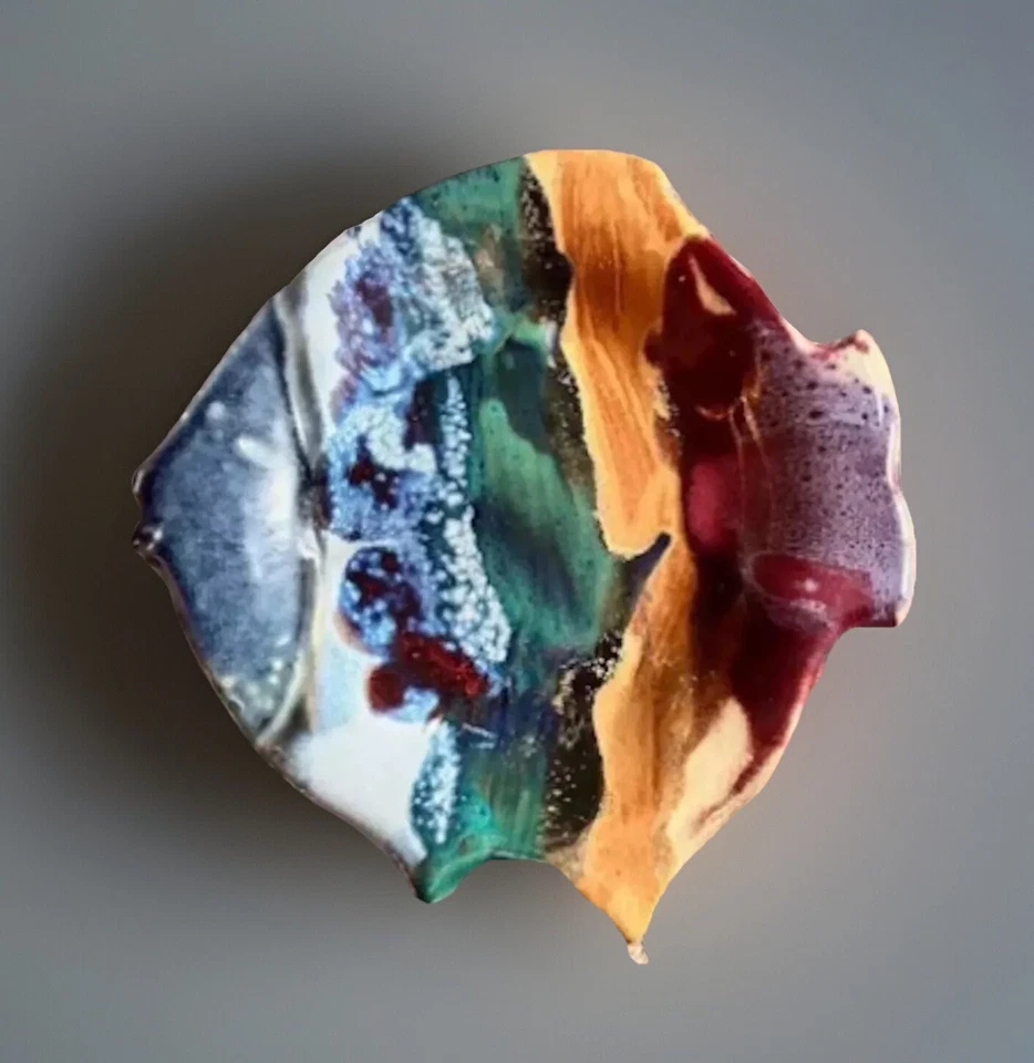 Plato de pescado de gres hecho a mano y pintado. Colores brillantes, una pieza llamativa. Foto 3 de 4