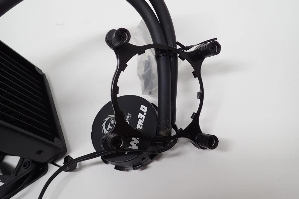 Enfriador CPU Intel Thermaltake Water 3.0 AIO 120 mm con ventilador de refrigeración NZXT Foto 3 de 4