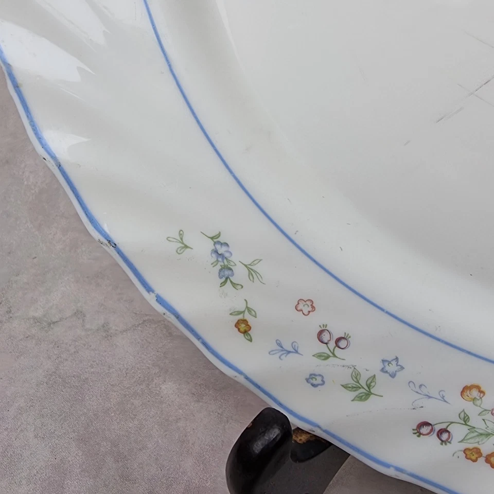 Plat Rond Arcopal – Modèle Victoria – Opaline Blanche à Décor Floral Vintage - Photo 3/4