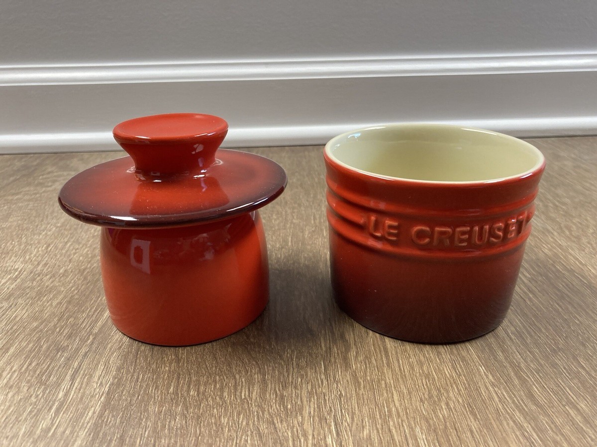 ル・クルーゼ　バターベル　RED NEW IN BOX LE CREUSET CERISE RED 6 OUNCE BUTTER BELL CROCK