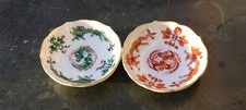 Meissen 2 x Sch&auml;lchen reicher gr&uuml;ner + roter Hofdrache Drache rund  1. Wahl &Oslash;8cm