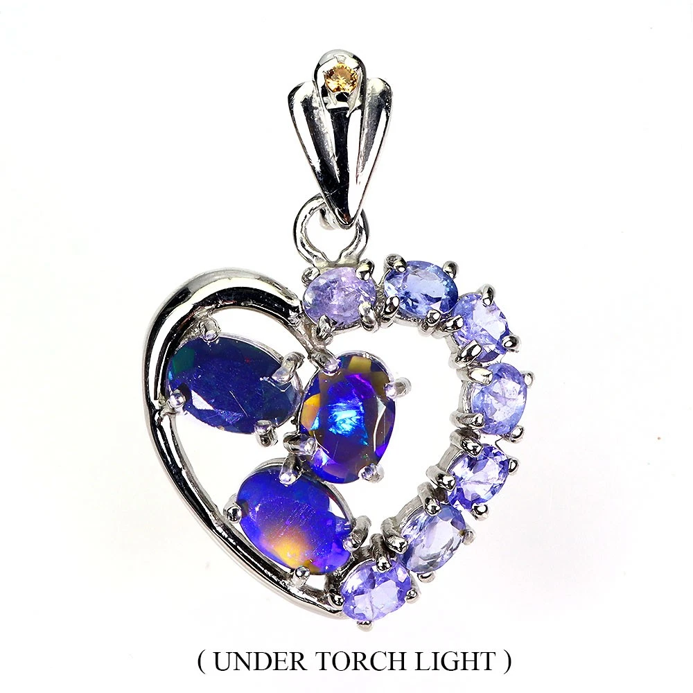 Collana in oro bianco 18 kt 7,50 ct zaffiro blu taglio ovale diamante