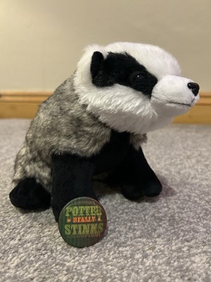 Harry Potter Hufflepuff Dachs Plüschtier & Potter Stinkt Abzeichen Zauberer Koffer