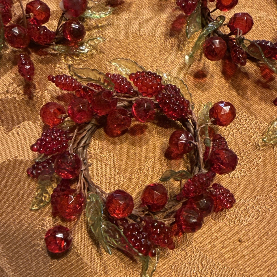 Pier 1 One Imports Arándano Brillante 3" Servilletero Anillos Cuentas Rojas Racimo Juego de 4 Foto 2 de 4