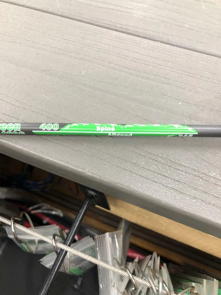 Greenacres 1 docena de flechas de carbono alineadas con columna premium de Victory con plumas de 4"" Foto 3 de 4