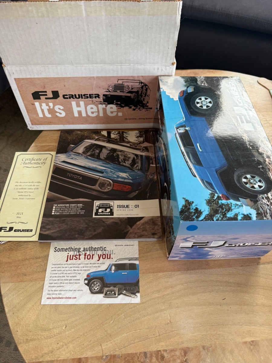 AUTOart 2007 Toyota FJ Cruiser (Blue) 1:18 Diecast Model M/N 00624