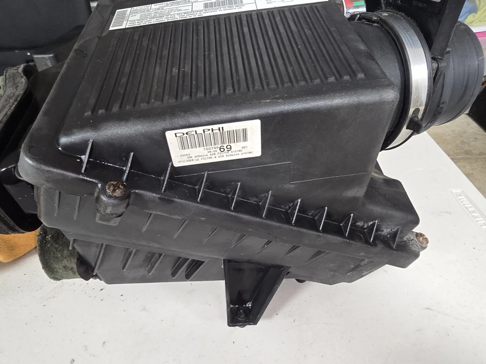 GMC Yukon Escalade Sierra AIR cleaner filter INTAKE box airbox 5.3 6.0 01-06 OEM - Image 2 of 4