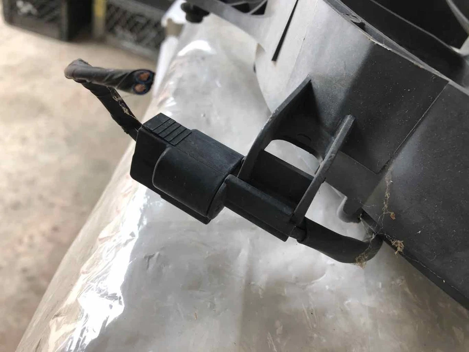 1998-2004 MITSUBISHI MONTERO SPORT A/C Cooling Motor Condenser Fan Assembly - Image 3 of 4