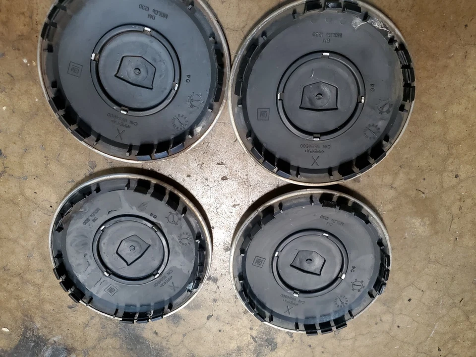 1998 1999 2000 2001 2002 2003 2004 2005 Cadillac Deville Seville 4 peças tampas de roda - Imagem 2 de 3