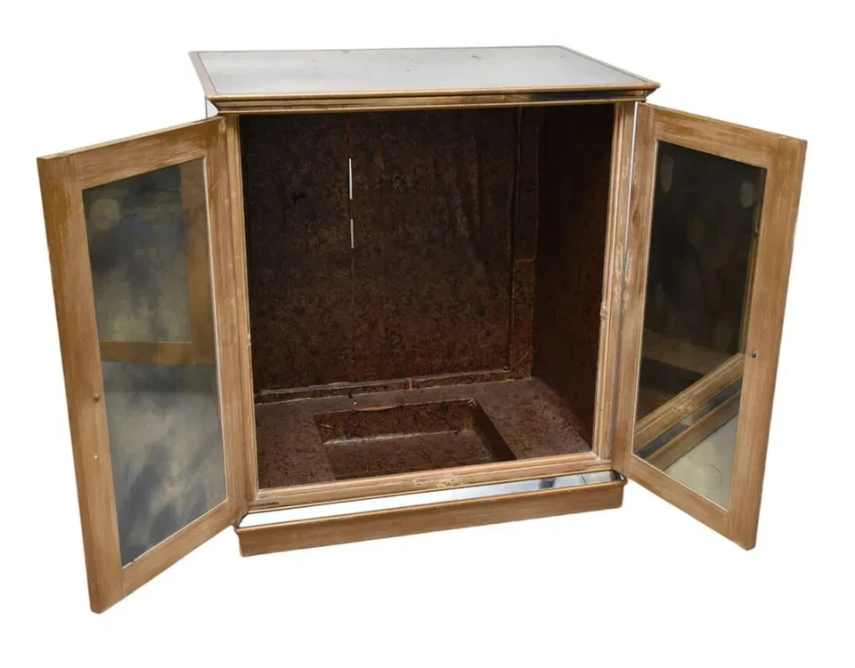 Armario 2 puertas espejado con acento geométrico dorado sobre ruedas, Foto 3 de 4