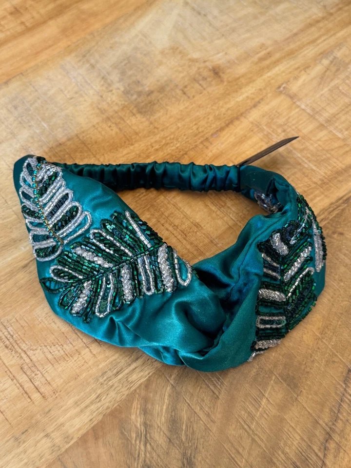 Diadema elástica verde esmeralda L. Erickson adornada con cuentas satinadas Foto 4 de 4