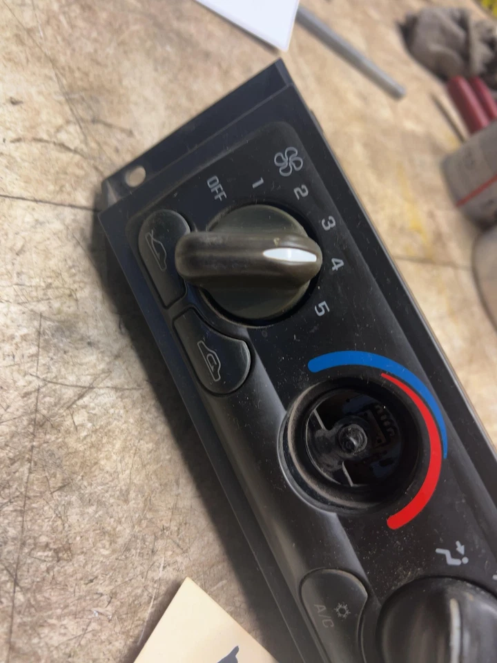 00 Oldsmobile OLDS SIHLOUETTE Calentador A/C Control Foto 2 de 4