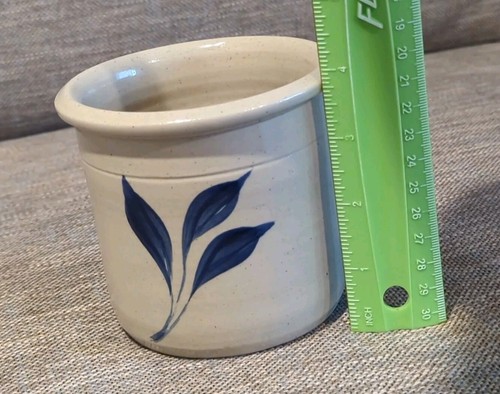 Williamsburg Pottery Salt Glaze Crock 4" Tan Speckle With Blue Leaf Design 2013 - Picture 9 of 10