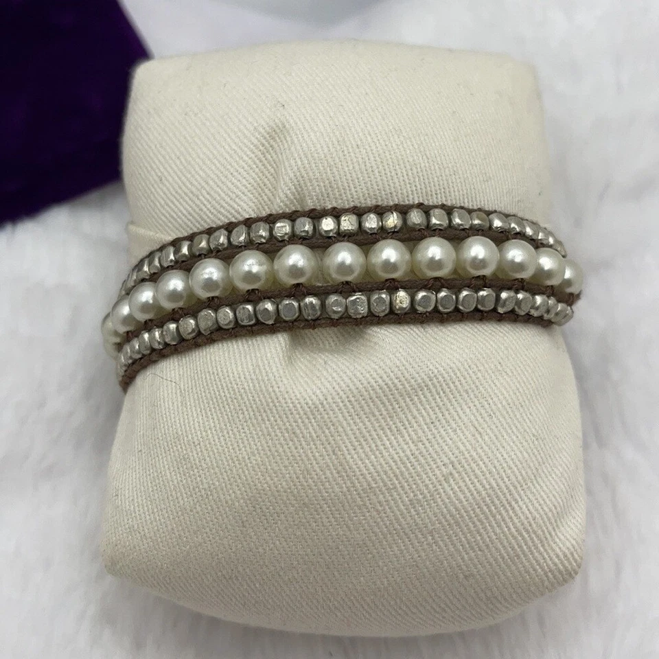 Pulsera AEO imitación perla metálica con cuentas marrón Foto 3 de 4