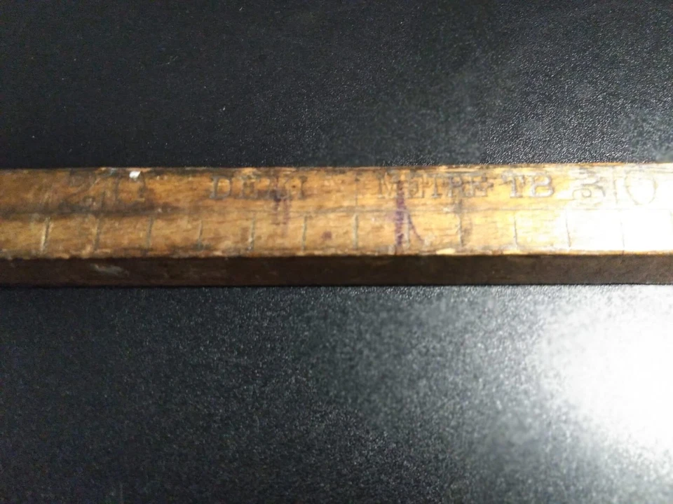 Ancien demi mètre en bois gradué pour mesure de tissus - Photo 3/4