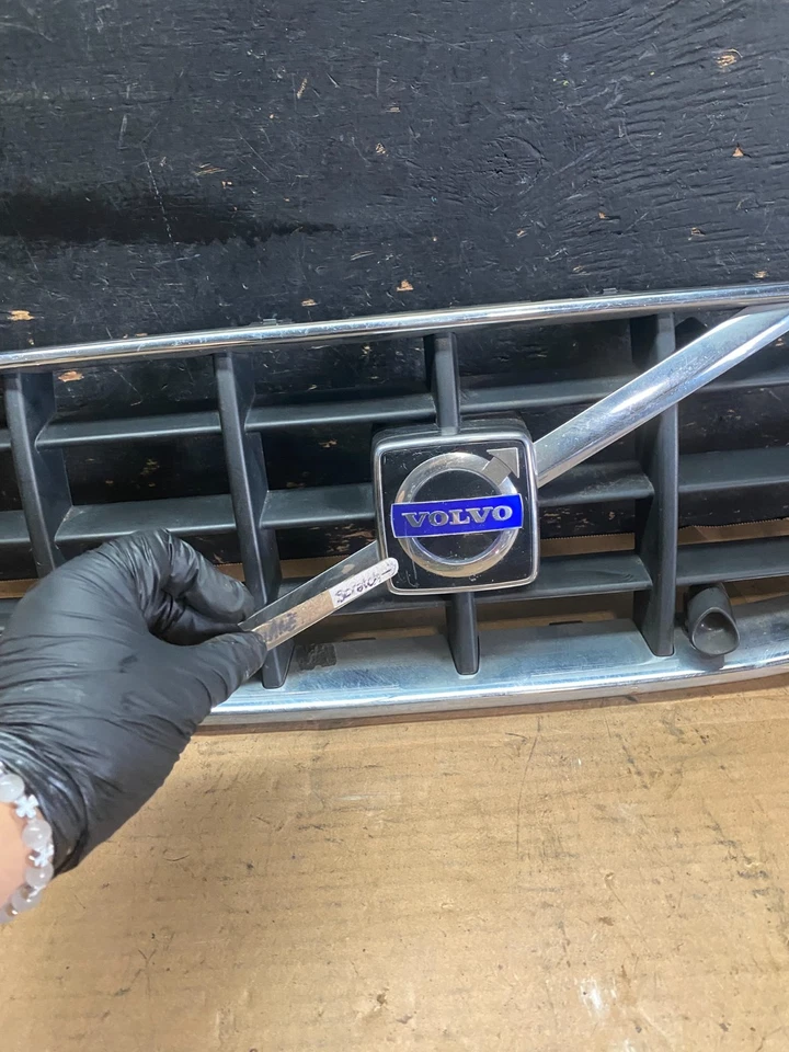 Parrilla superior delantera Volvo XC70 2008 a 2009 OEM Q8425 DG Foto 4 de 4