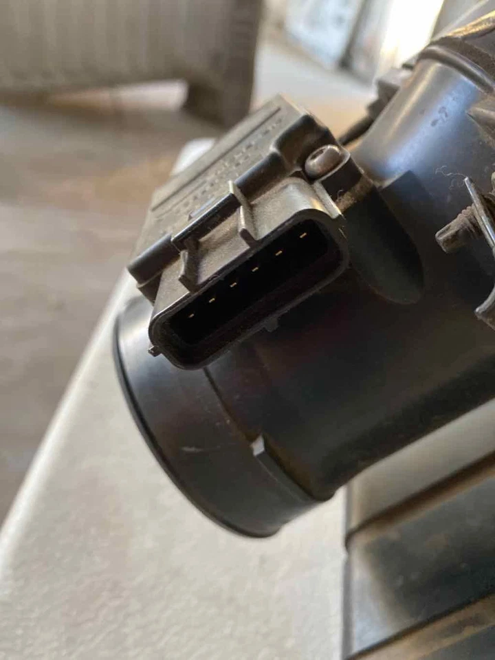 2001 - 2004 FORD ESCAPE XLT 3.0L Wagon Air Cleaner Air Filter Box Assembly T - Image 4 of 4