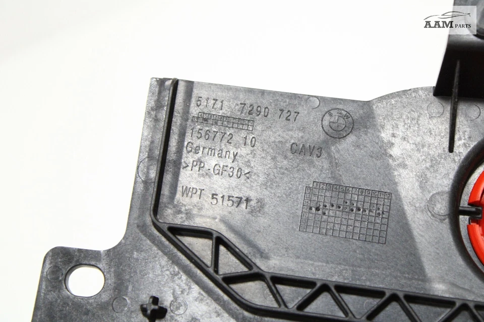 BMW X1 F48 2016-2021 LADO IZQUIERDO SUPERIOR BATERÍA ABRAZADERA CUBIERTA PANEL DE MOLDURA CON TAPA OEM Foto 4 de 4