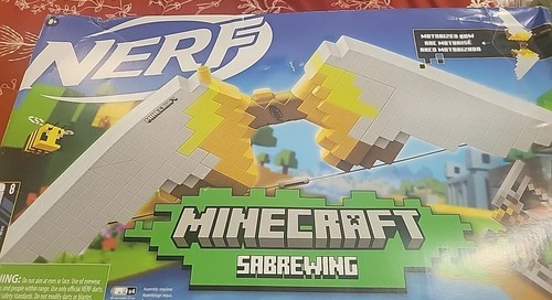 Hasbro Nerf Minecraft, grote gemotoriseerde Sabrewing blaster in wit, speelgoed voor jongens en meisjes vanaf 8 jaar
