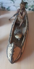 Indianerfigur mit Kanu und Hund