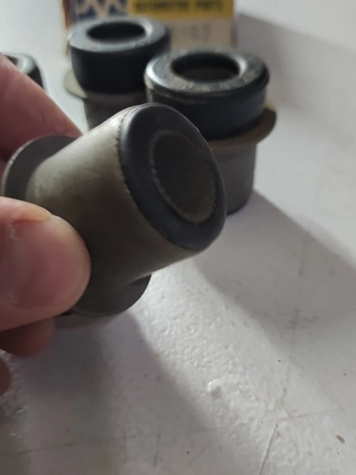 Juego de 4 bujes de brazo de control superior Pontiac 1963-1967 NORS K5162 12203 NUEVO Foto 3 de 4