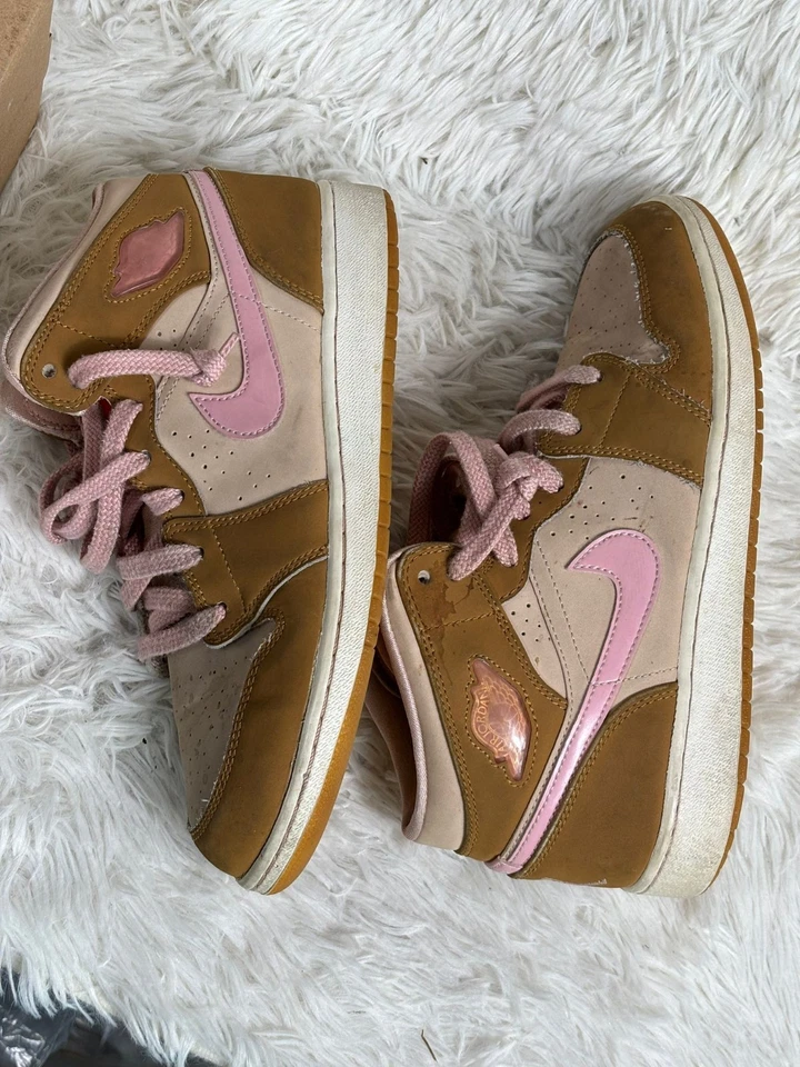 Tênis Nike Girls Air Jordan 1 Médio GG "Lola Bunny" Tamanho 6.5Y 724072-730 Rosa Trigo - Imagem 3 de 4