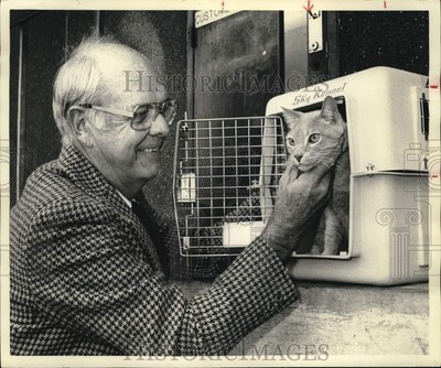 1978 Press Photo Peanuts the cat reunited with owner Bob Singleton in Houston.