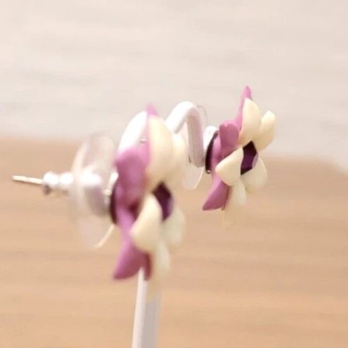 Tarina Tarantino Pendientes Lucite Capas Flores Tachuelas Marfil y Morado Swarovski Foto 3 de 4