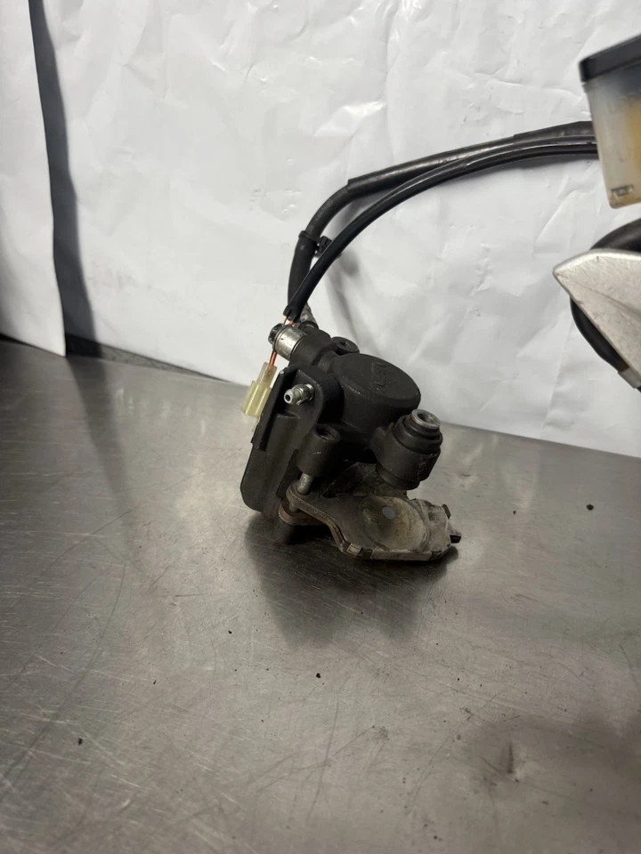 2015 2016 Suzuki GSXS750 GSX-S750 GSX 750 suporte traseiro direito com pinça - Imagem 3 de 4